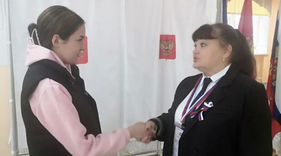 Алеся Дьячкова первый раз проголосовала на выборах