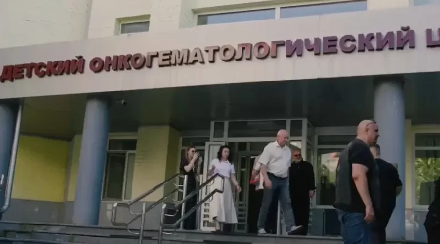 «Тележки добра» доехали до детского онкоцентра и госпиталя в Брянске
