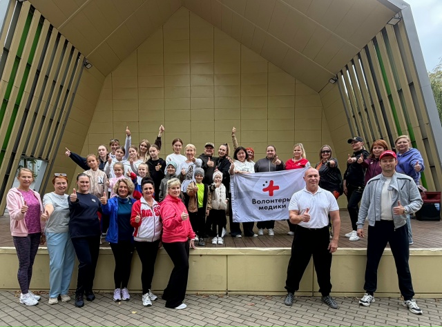 В парке «Юность» в Володарском районе Брянска прошла встреча клуба «Активное долголетие»