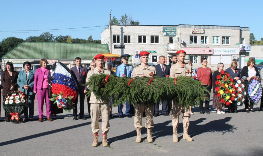 На площади Победы п.Локоть прошла церемония возложения цветов