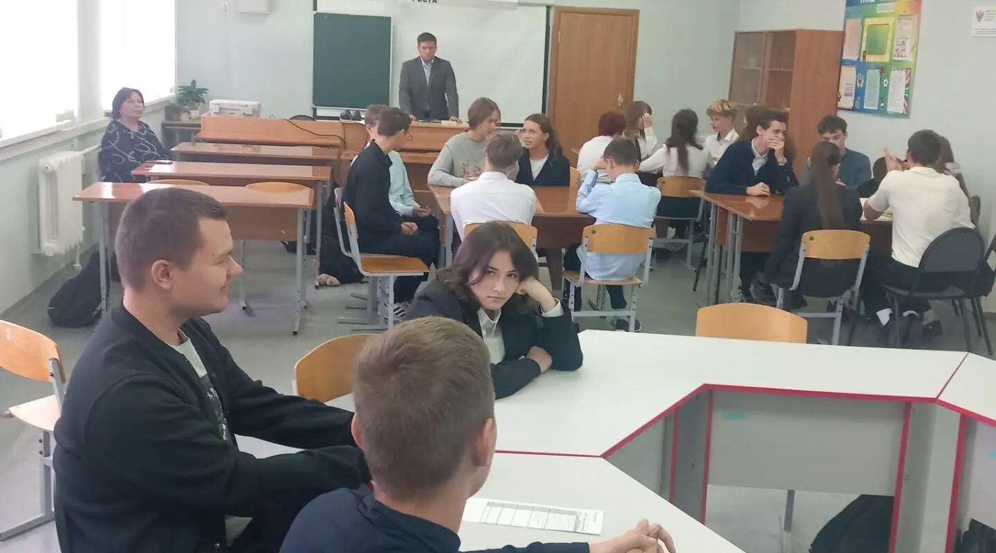 Локотские школьники узнали, как защититься от «серой» зарплаты
