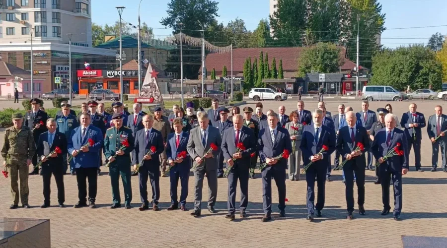 В Брянске прошла памятная церемония у стелы Воинской славы