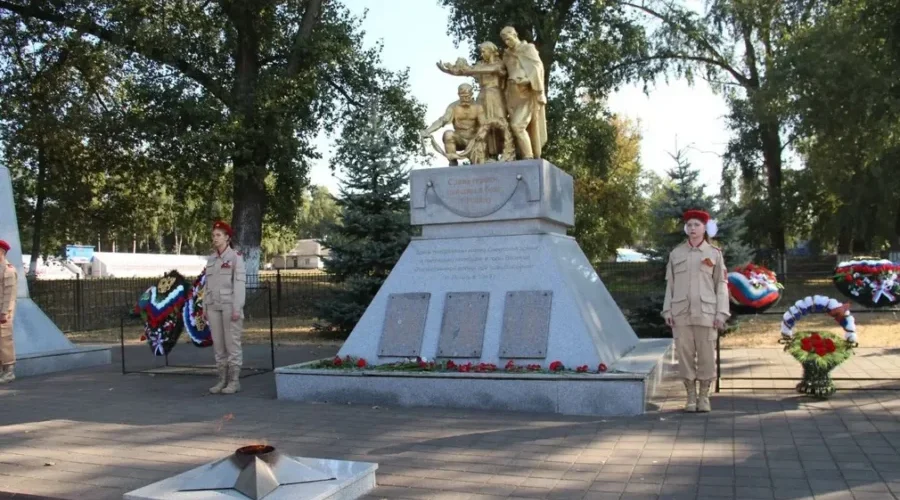 Сегодня в парке п. Локоть прошел праздничный концерт «За край родной»