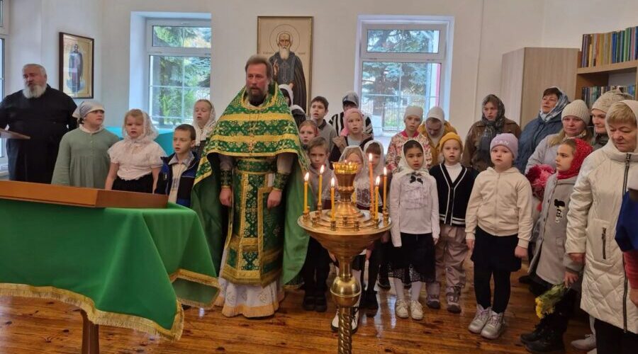 В храме поселка Локоть совершена детская Божественная литургия