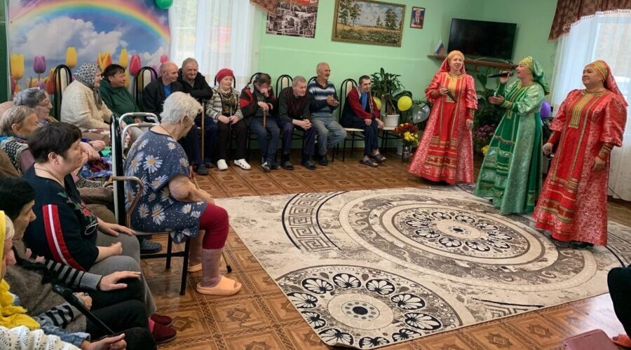 Народный фольклорный ансамбль «Нерусса» посетил Дом социального обслуживания Брасовского района