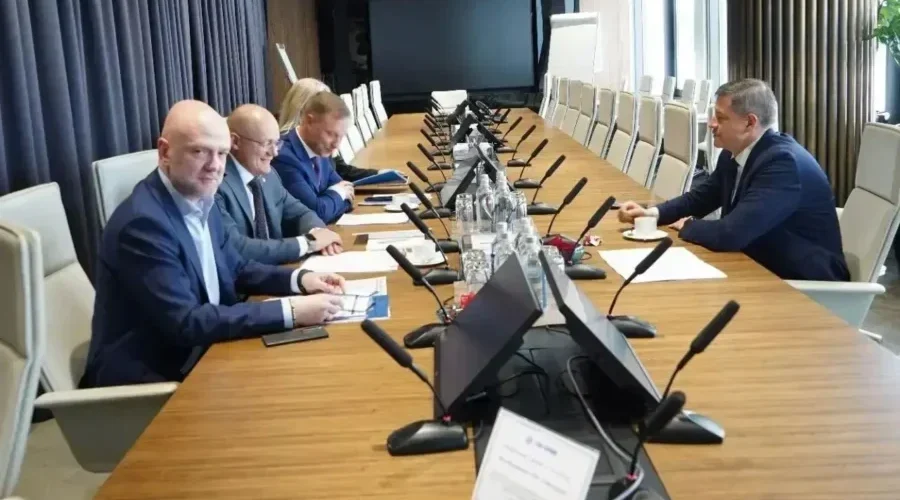 Губернатор Егор Ковальчук провел рабочую встречу с представителями руководства Газпромбанка