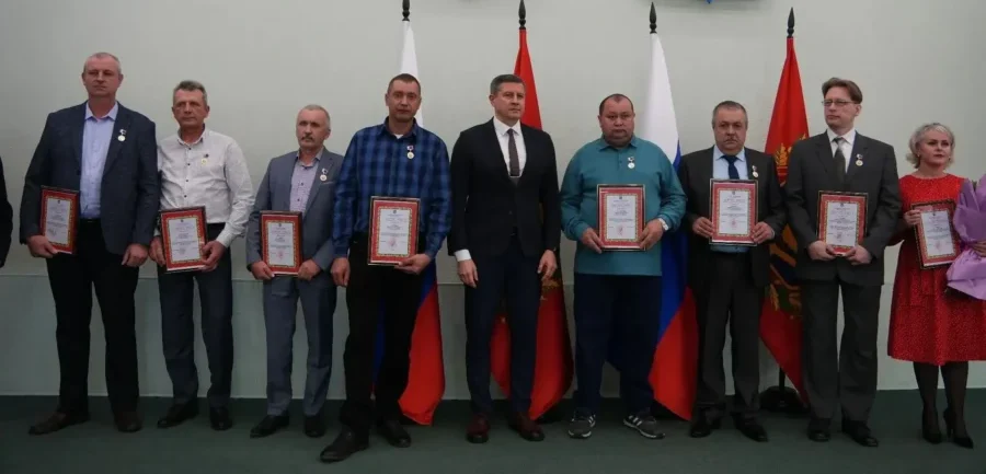 Егор Ковальчук поздравил с профессиональным праздником дорожников