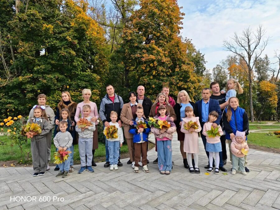 Участники любительского объединения «В кругу семьи» провели осенний фотодень