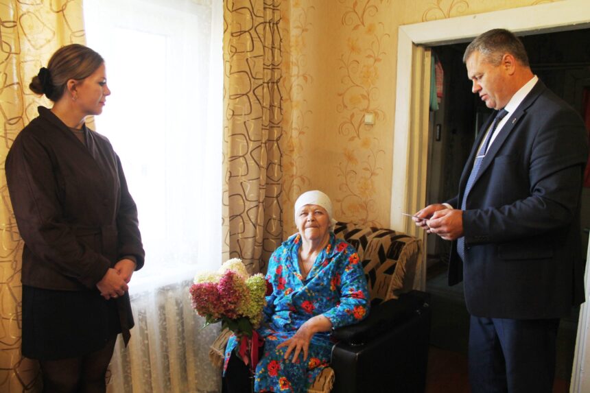 С 94-летием поздравили жительницу п.Локоть Анастасию Григорьевну Корнюхову