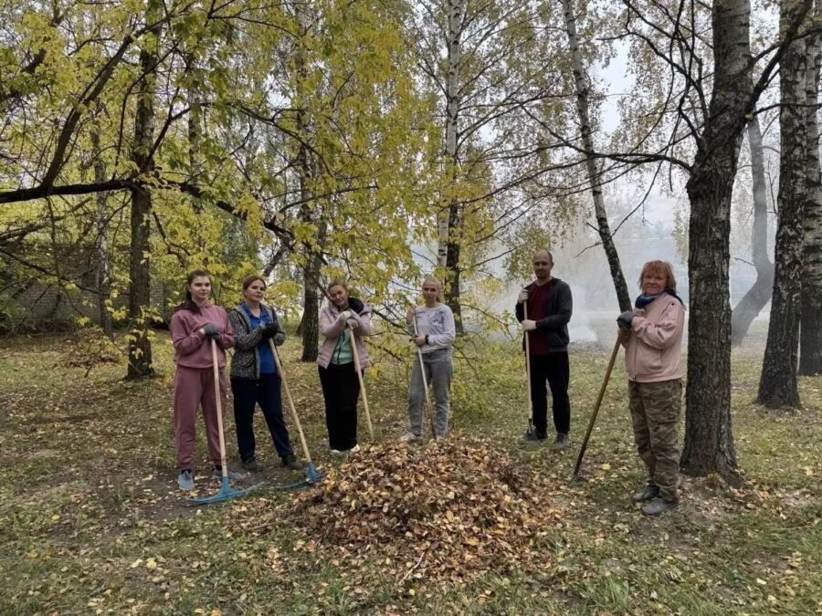 Уборка территории КЦСОН объединила сотрудников