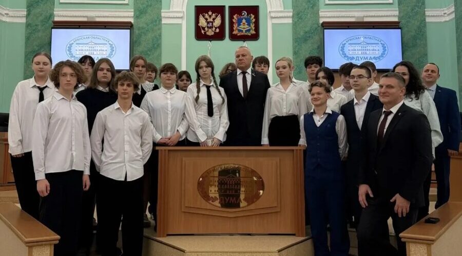 Школьники побывали в Брянской областной думе и на сырзаводе