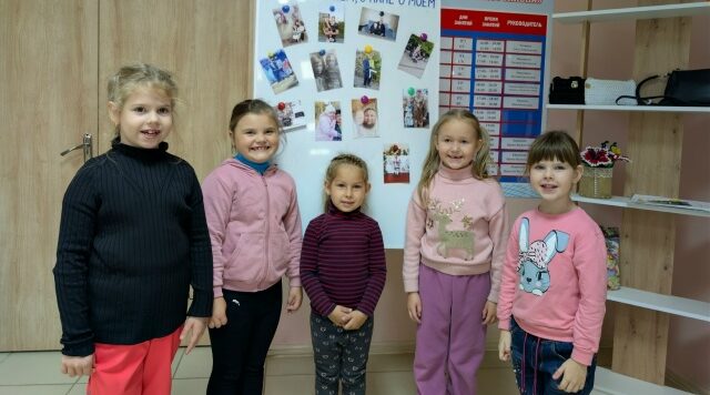 ​В холле Погребского сельского дома культуры расположилась фотовыставка «Всё о нем, о папе моём»