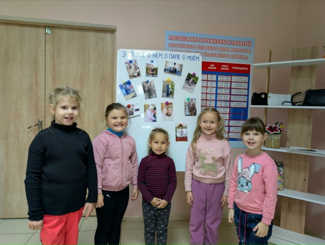 ​В холле Погребского сельского дома культуры расположилась фотовыставка «Всё о нем, о папе моём»