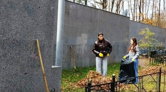 В Брянске  студенты-медики благоустроили Аллею партизан